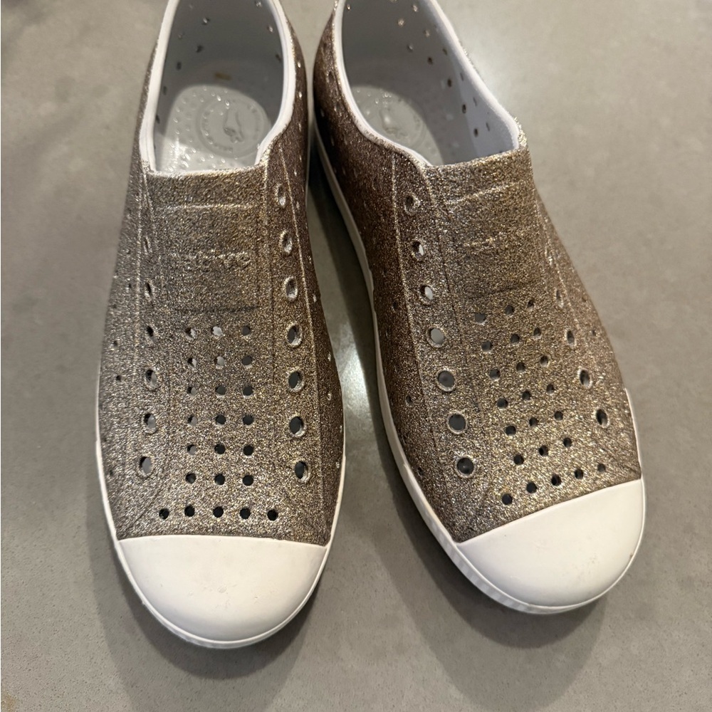 NATIVE Jefferson Bling Slip On l Glittery Silver Water EVA shoes J3 - Picture 3 of 9